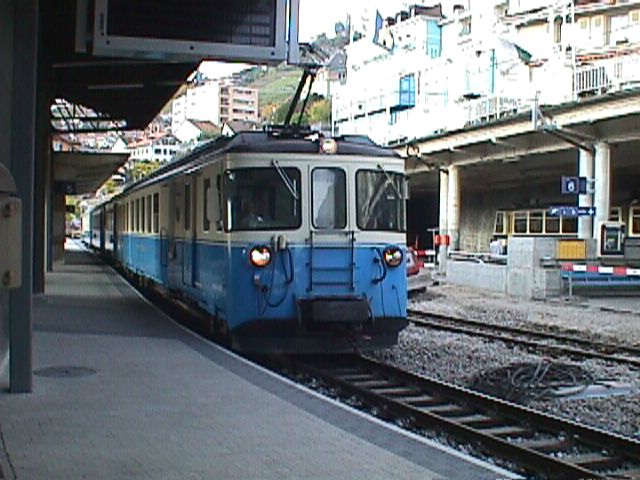 Zweisimmen train on departure - track 6